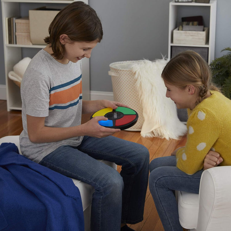 Hasbro Gaming Simon Electronic Memory Game, Handheld Light and Sound Game, Ages 8 and Up