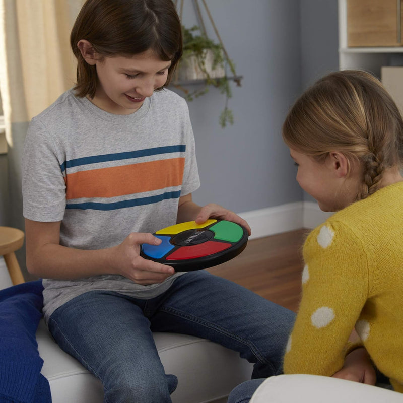 Hasbro Gaming Simon Electronic Memory Game, Handheld Light and Sound Game, Ages 8 and Up