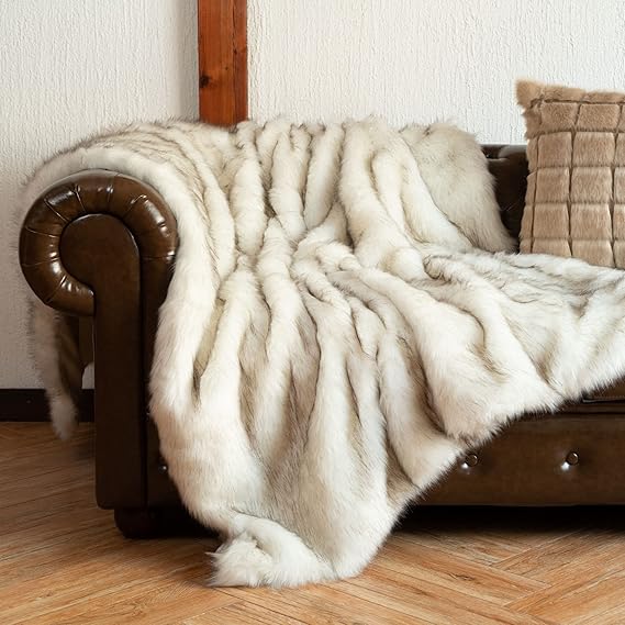 BATTILO HOME Faux Fur Throw Blanket White Fur Throws for Sofa 130x170cm Luxury Fuzzy Warm Cozy Faux Fur Fluffy Blanket for Bed Couch Home Decor