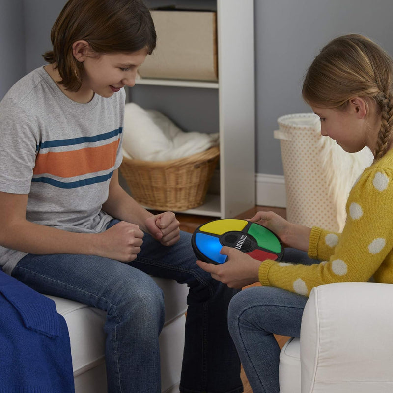 Hasbro Gaming Simon Electronic Memory Game, Handheld Light and Sound Game, Ages 8 and Up